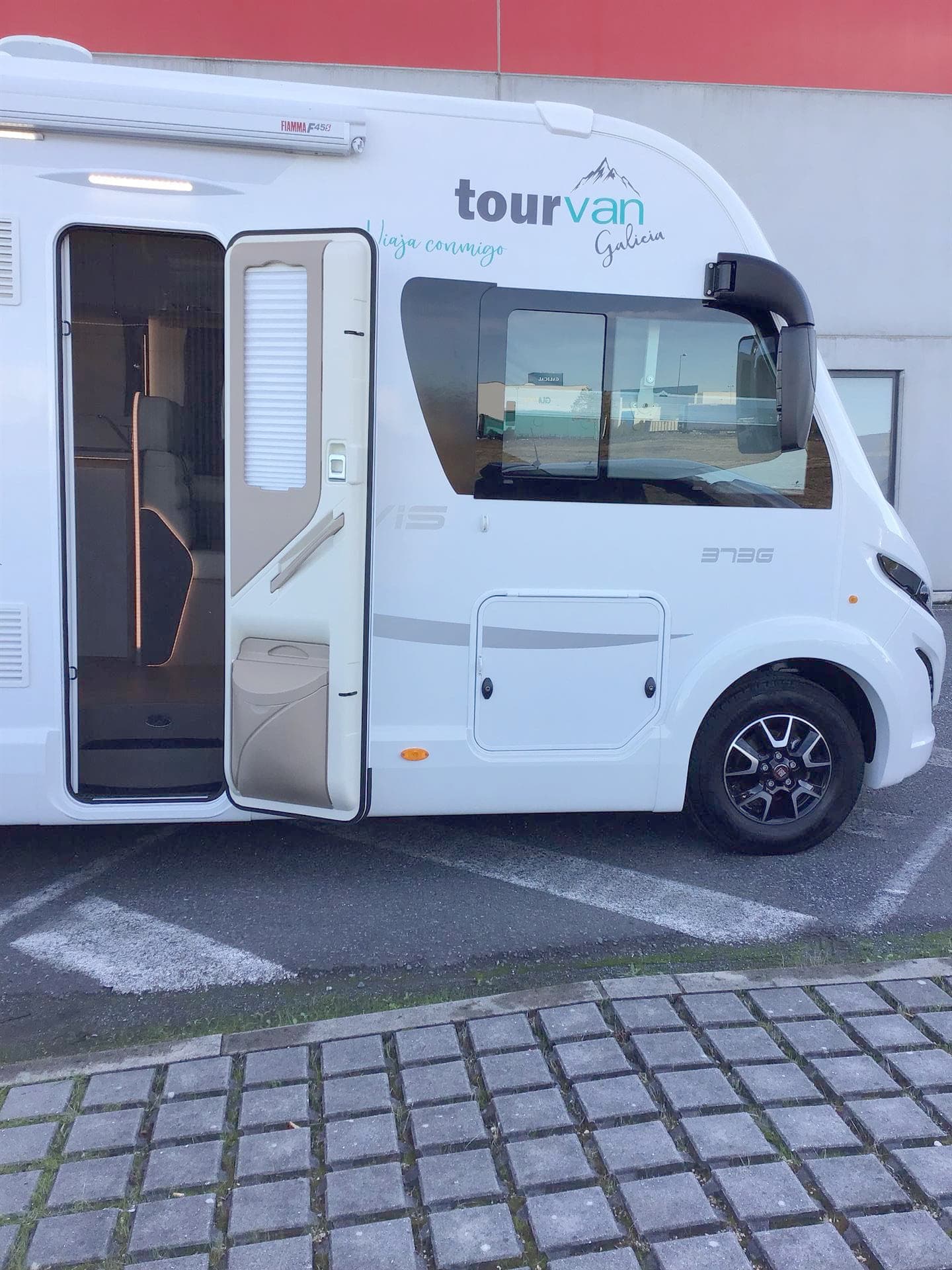 Autocaravana de alquiler en Galicia vista exterior
