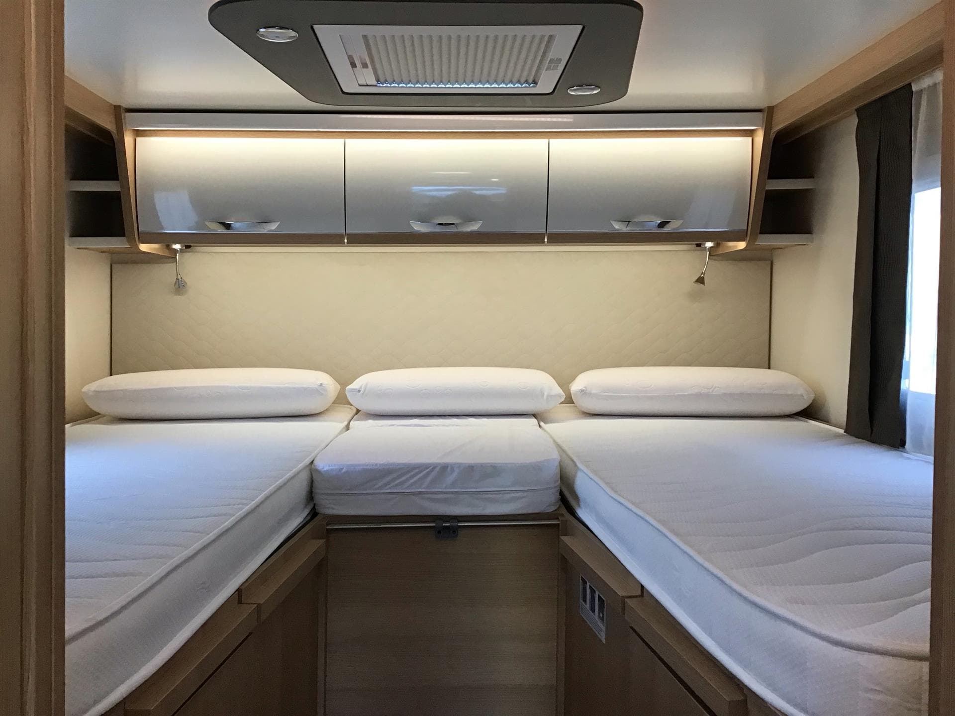 Interior de autocaravana de alquiler en Galicia