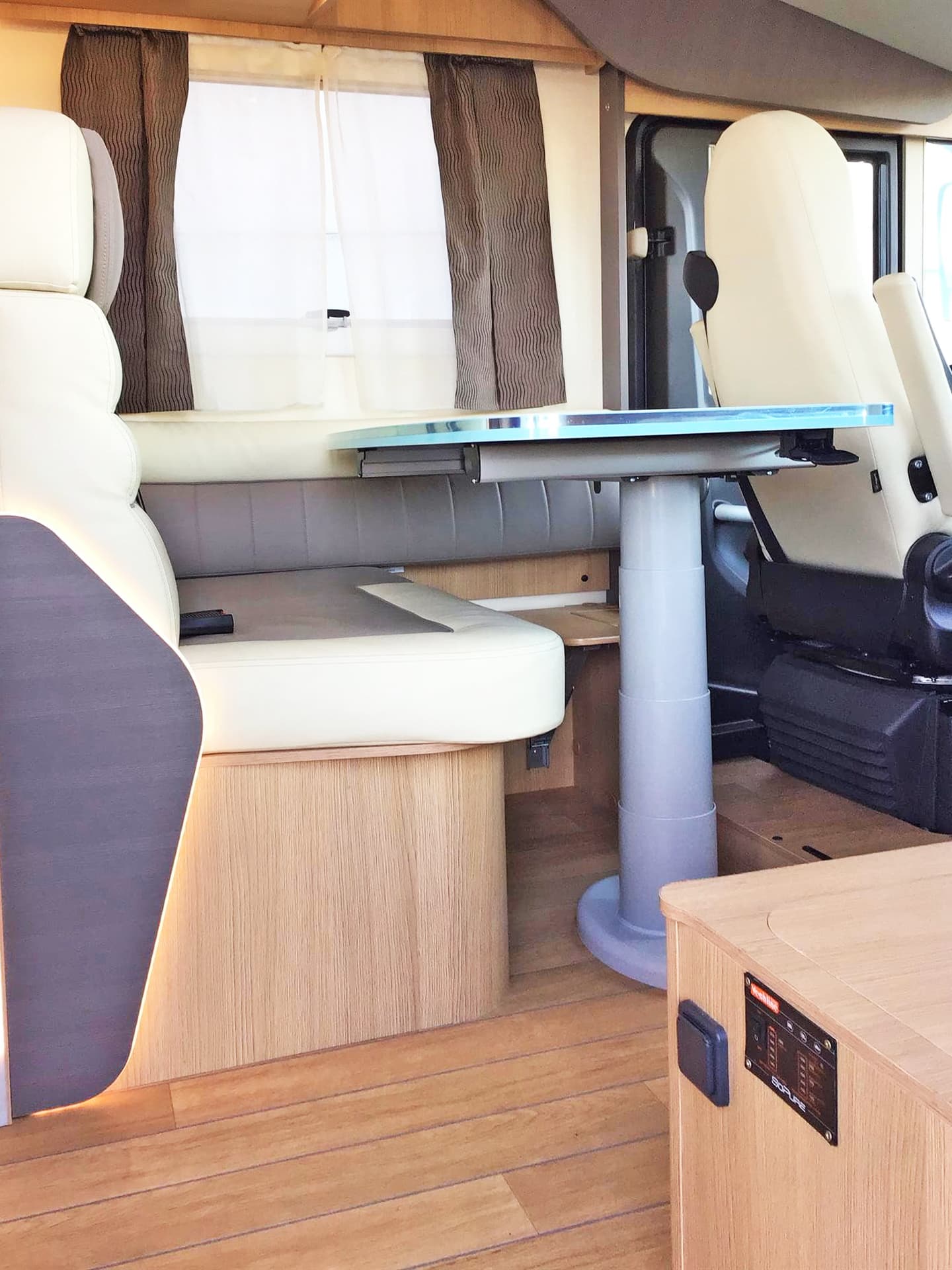 Zona de salón de autocaravana de alquiler en Galicia