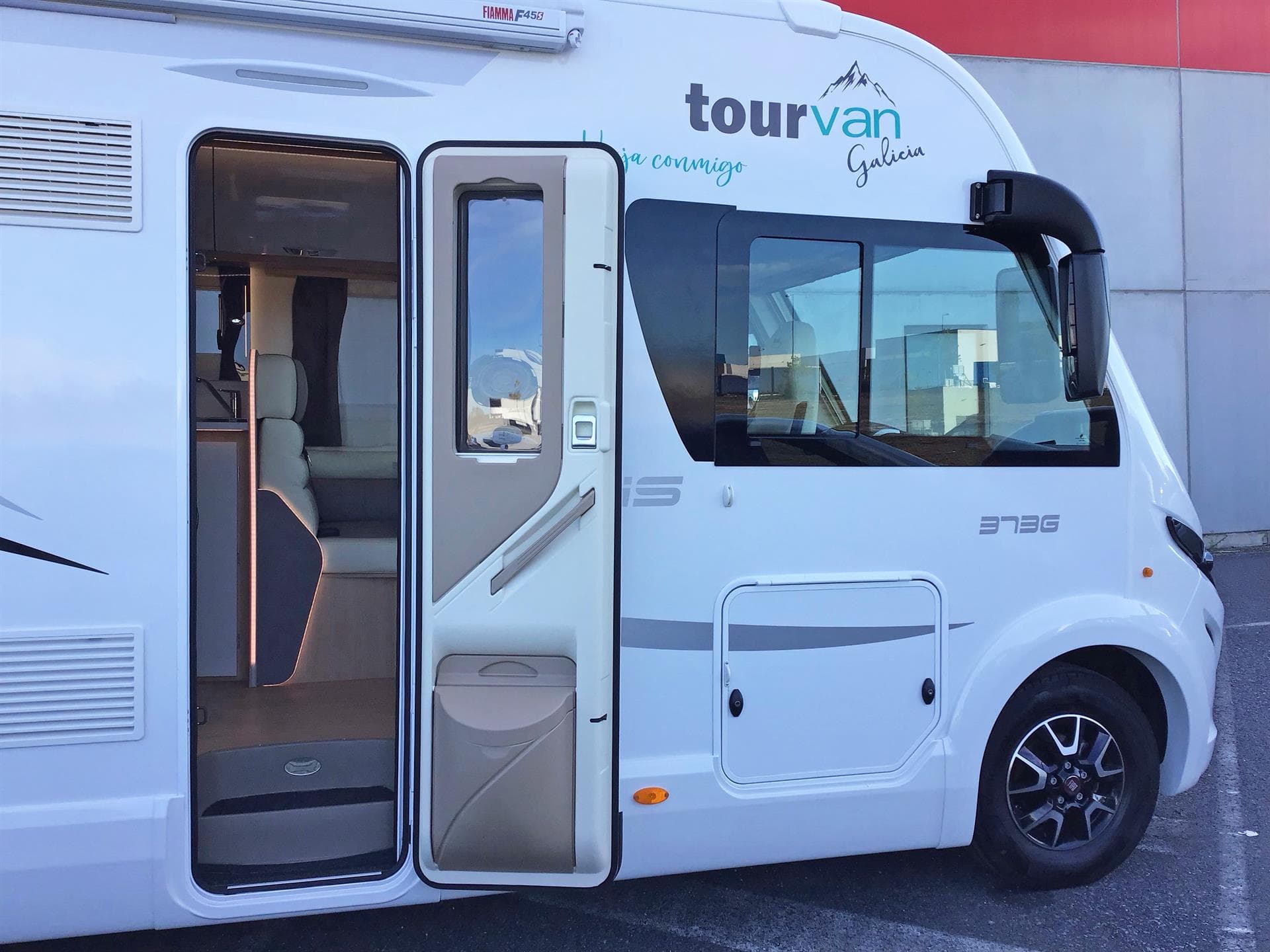 Mesa interior de autocaravana de alquiler en Galicia
