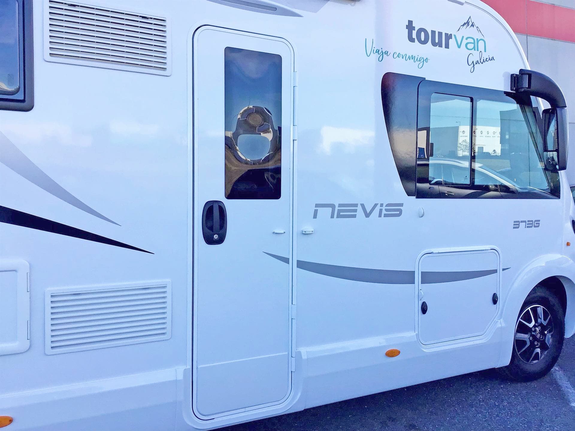 Detalle del equipamiento de autocaravana de alquiler en Galicia