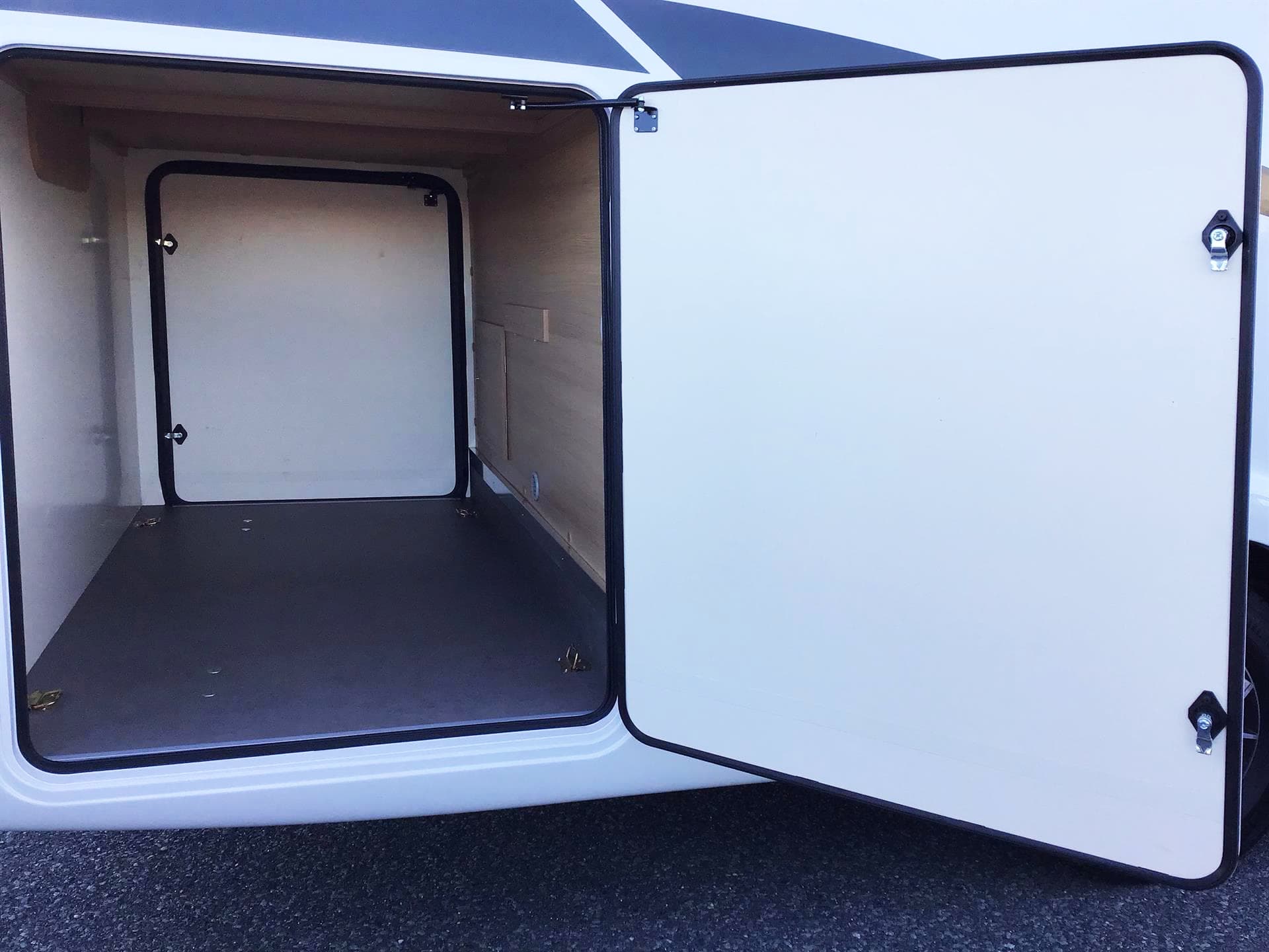 Toldo exterior de autocaravana de alquiler en Galicia