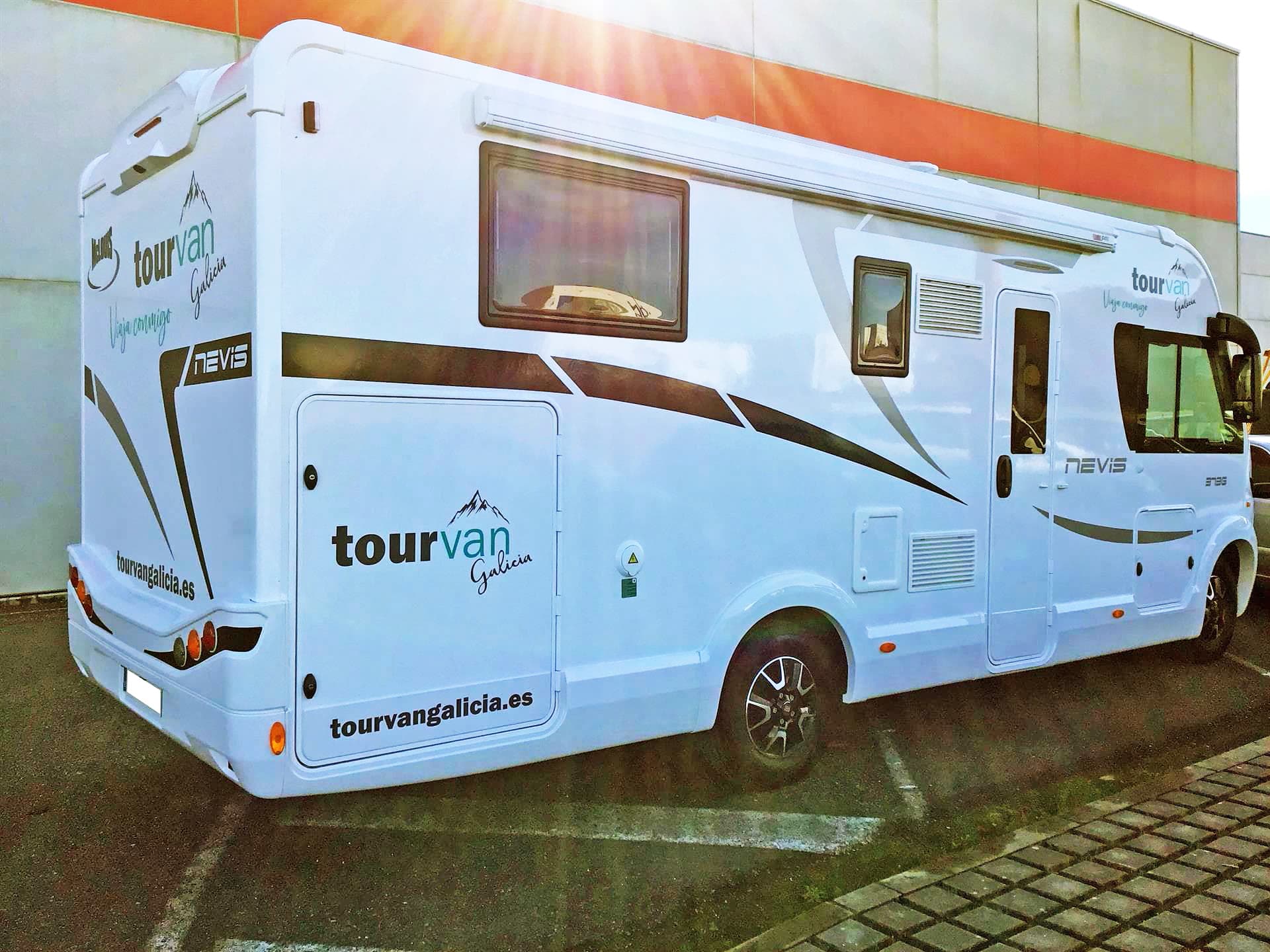 Autocaravana de alquiler en Galicia aparcada en ruta