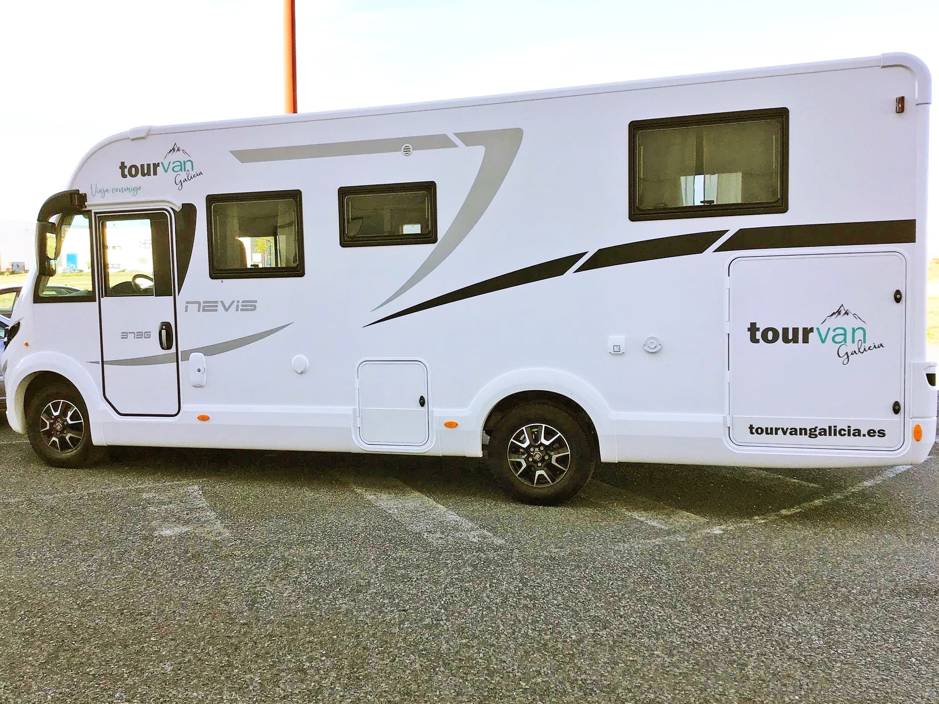 Vista lateral de autocaravana de alquiler en Galicia