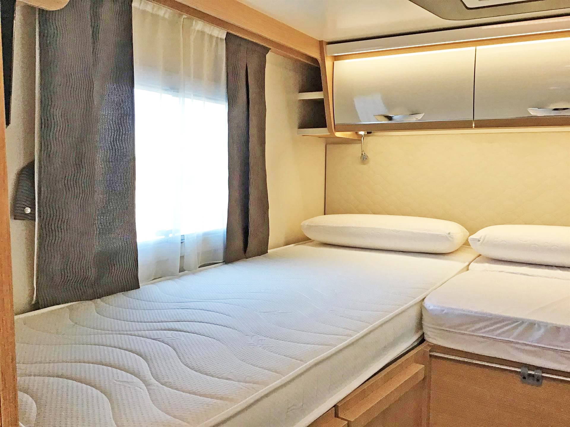 Mesas y sillas exteriores de autocaravana de alquiler en Galicia
