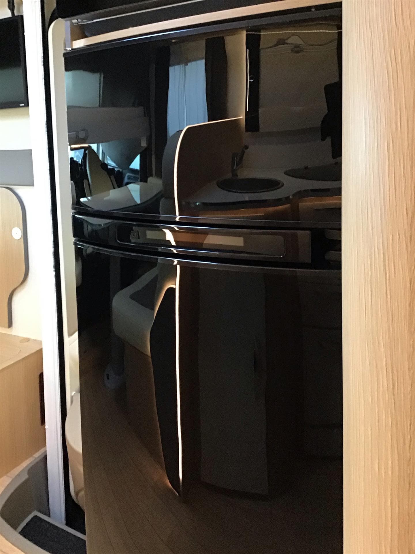 Cabina de conducción de autocaravana de alquiler en Galicia